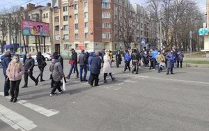 В Полтаве предприниматели вышли на протест из-за карантина: митингующие перекрывают движение центральными улицами города. ФОТОрепортаж