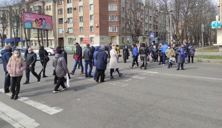 У Полтаві підприємці вийшли на протест через карантин: мітингувальники перекривають рух центральними вулицями міста. ФОТОрепортаж