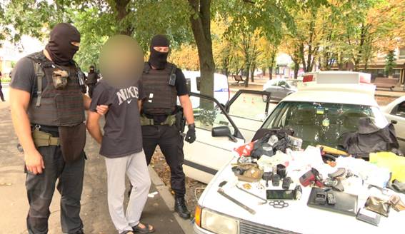 Озброєна група, яка викрала жінку, затримана в Черкасах, - Нацполіція 01