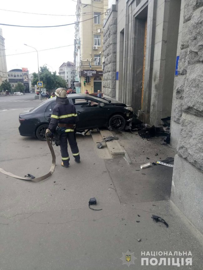 У будівлю міськради в Харкові вїхав автомобіль 03