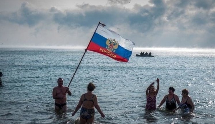 "Такие хамы все, ужас! Некультурные, невоспитанные!" - крымчане жалуются на "наглых" туристов из России. ВИДЕО