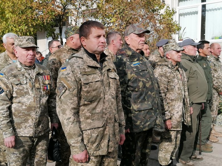 Барельєф загиблому на Донбасі українському воїну Сергію Барничу встановили в Калуші 06