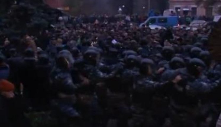 МВД смонтировало свое видео из Первомайска, где митингующие избивали "Беркут". ВИДЕО