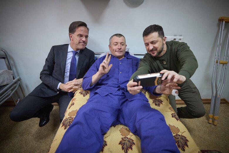 В Одесі Зеленський і Рютте відвідали військовий госпіталь і нагородили поранених та медиків 07