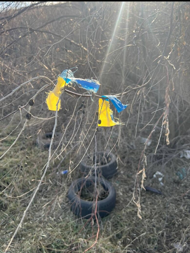 Жителі лівобережної Херсонщини на знак опору ворогу чіпляють синьо-жовті стрічки на вулицях 02