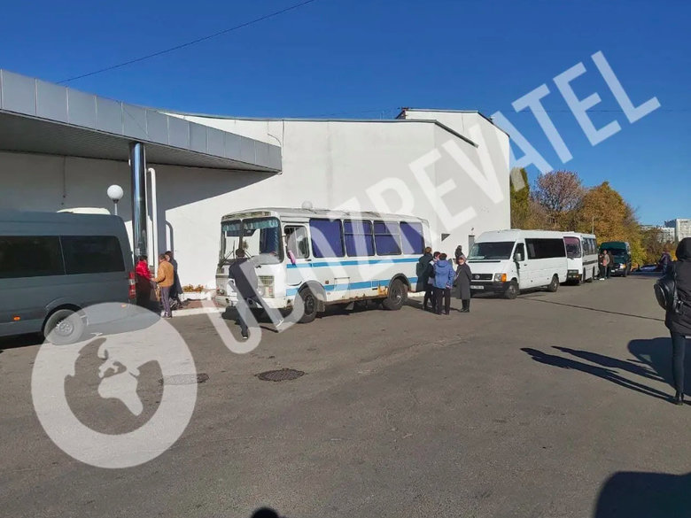 Черга автобусів біля Байкового кладовища в Києві 01