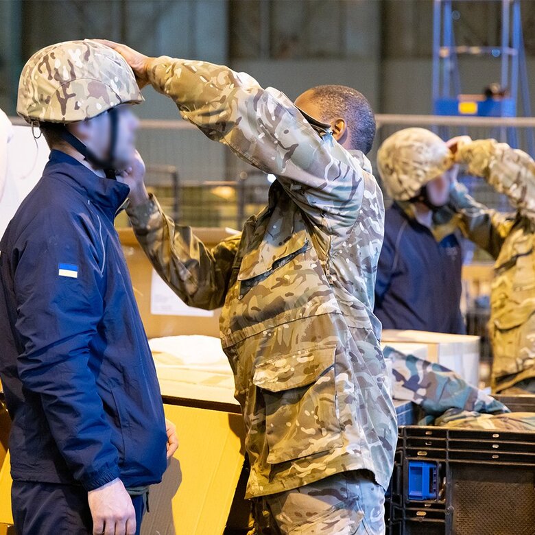 Партію зимового спорядження українським військовим передала Велика Британія 02