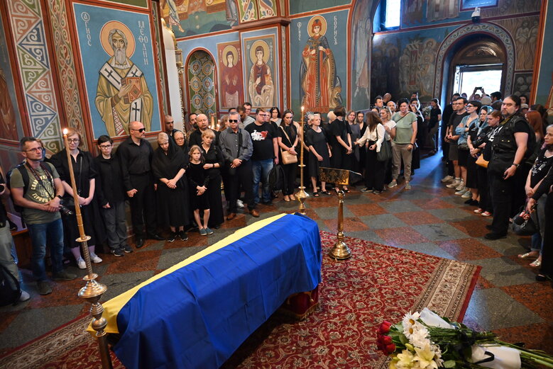 З письменницею Вікторією Амеліною, вбитою в Краматорську російською ракетою, попрощалися в Києві 01 З письменницею Вікторією Амеліною, вбитою в Краматорську російською ракетою, попрощалися в Києві 01