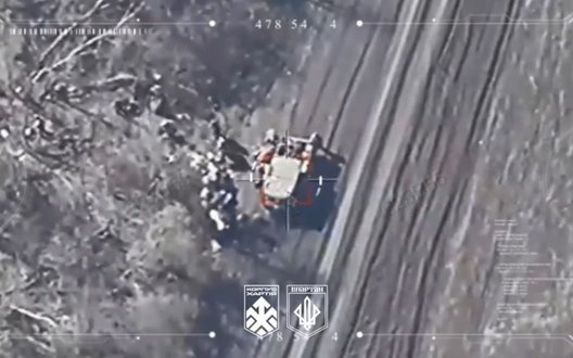 Два FPV-дрони бригади "Спартан" влетіли у російську піхоту одразу після висадки. ВIДЕО