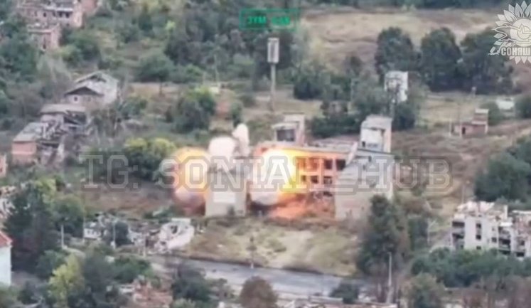 Українські МіГ-29 завдали авіаудару по будівлі, в якій намагалися закріпитися рашисти. ВIДЕО