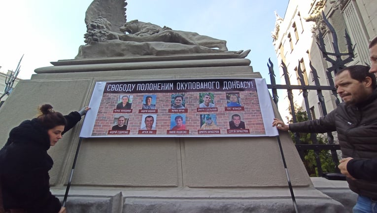 Україно, МИ Є: рідні українських полонених і зниклих без вісті на Донбасі пікетують ОП - матері заявили, що стоятимуть на Банковій 72 години 30 Україно, МИ Є: рідні українських полонених і зниклих без вісті на Донбасі пікетують ОП - матері заявили, що стоятимуть на Банковій 72 години 30