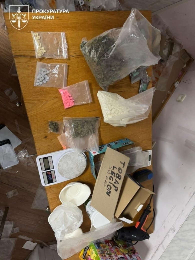 обшуки у наркоторговців