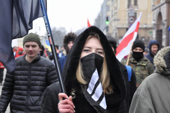 Смерть России!: Националисты забросали камнями здание Россотрудничества и двух банков в Киеве 33