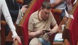Внефракционный нардеп и глава партии "Народный контроль" Добродомов занят игрой на телефоне во время заседания ВР. ВИДЕО