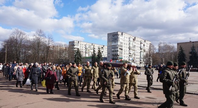 С погибшим на Донбассе воином 58-й ОМПБр Дмитрием Гринем простились в Шостке 17