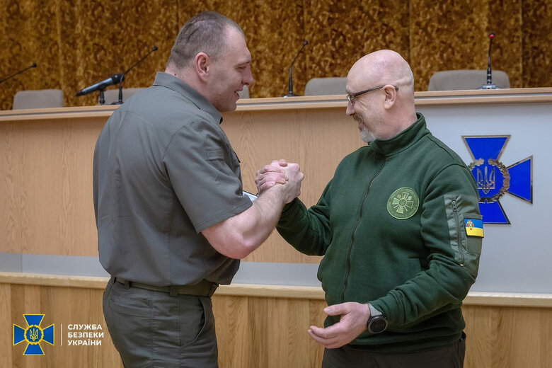 Співробітників СБУ нагородили за заслуги на фронті 01