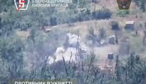 5th Assault Brigade soldiers burn enemy troops in their positions and dugouts. VIDEO