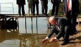 Азаров проверил качество воды в озере Свитязь. ФОТО+ВИДЕО
