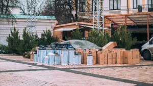 Головну ялинку країни прикрасили гігантськими ліхтариками і гірляндами. ФОТО