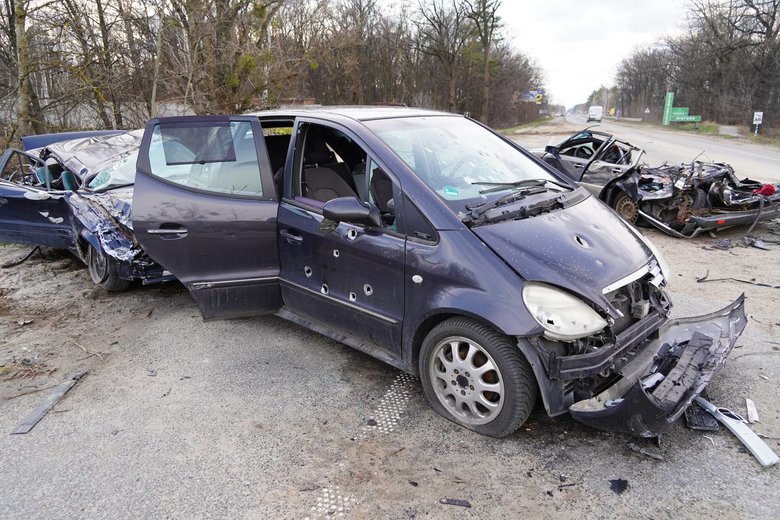 Many civilian cars and bodies of civilians shot by Russian occupiers in forests near Kyiv 01