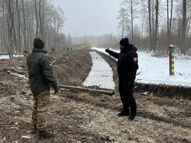 На границе с Беларусью возводятся новые оборонные сооружения 02