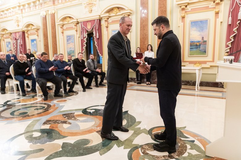 Зеленський нагородив енергетиків