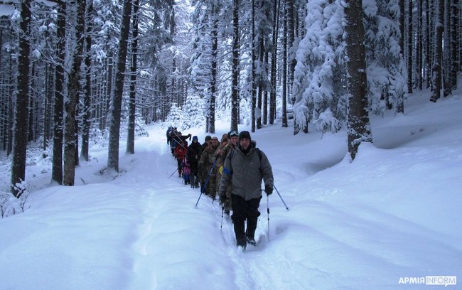 Військові ЗСУ і НАТО в складних кліматичних умовах підкорили Говерлу 01