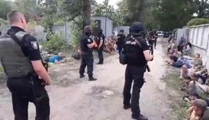 Націоналісти і ветерани знесли частину паркану, що перегороджує вихід до Дніпра в Конча-Заспі під Києвом. ВІДЕО+ФОТОрепортаж