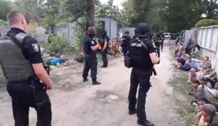 Націоналісти і ветерани знесли частину паркану, що перегороджує вихід до Дніпра в Конча-Заспі під Києвом. ВІДЕО+ФОТОрепортаж