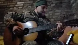 У Костянтинівці боєць зіграв пісню для дружини