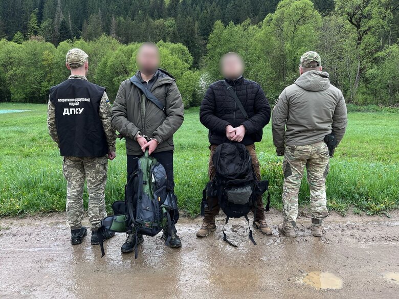 В Карпатах задержали двух мужчин на пути к границе с Румынией