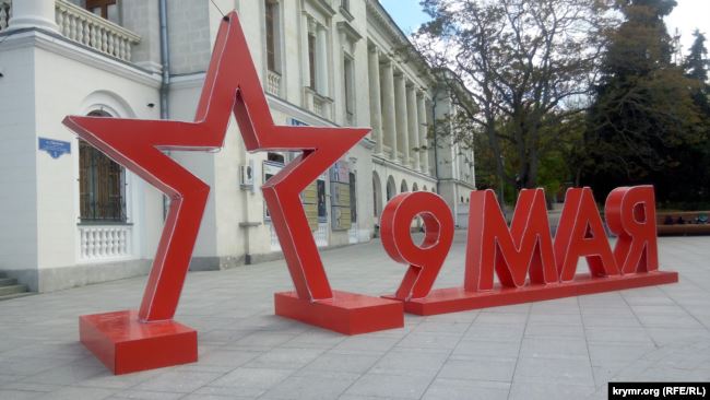 В оккупированном Севастополе к 9 мая вывесили портрет Сталина 01