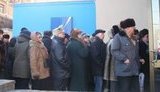 Клиенты "Родовида" стоят на морозе в очереди за "кровными" в единственном банкомате. ФОТОрепортаж