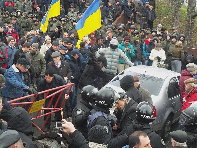 Автомобіль зі Саакашвілі заблоковано, поліція спробувала прорватися, але безуспішно, застосовується газ 26