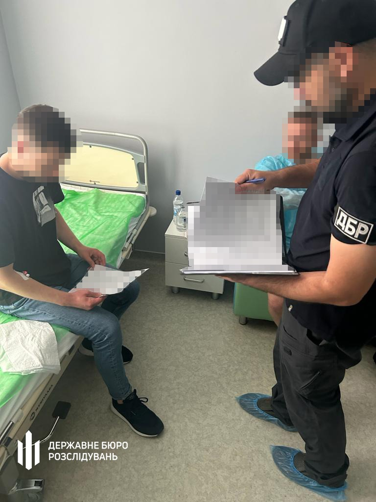 Голова однієї з ВЛК столиці за $10 тис. виготовляв довідки про непридатність до військової служби, - ДБР 01