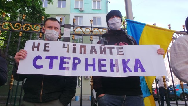Под столичным СБУ проходит акция Руки прочь от Стерненко из-за вероятного объявления подозрения активисту 06