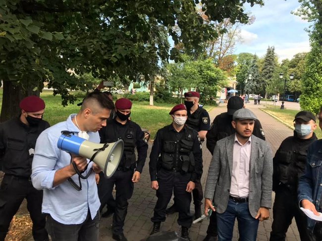 Полиция мешает экоактивистам проводить под Радой акцию в поддержку сортировки мусора: взяли в кольцо, действуют, как гопота, - Казанский 02
