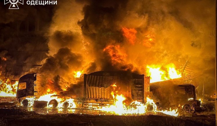 Масштабні пожежі та 5 постраждалих: РФ атакувала Одещину "шахедами". ВІДЕО+ФОТОрепортаж