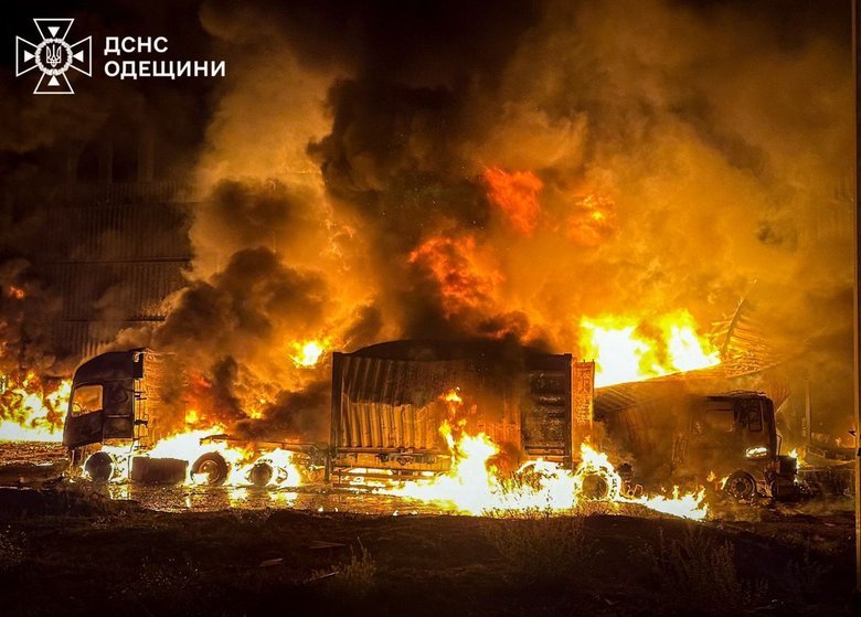 Атака шахедів на Одещину: масштабні пожежі