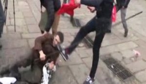 Бійка між "азовцями" і "прихильниками СРСР" у Києві. Нове ВІДЕО