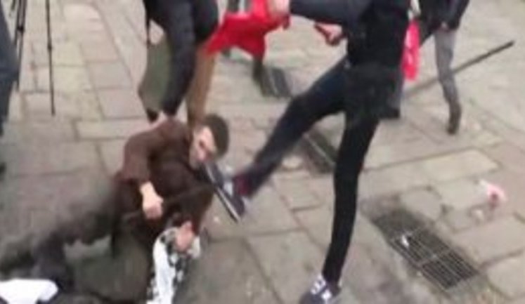 Бійка між "азовцями" і "прихильниками СРСР" у Києві. Нове ВІДЕО