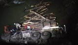 На Івано-Франківщині лісовоз упав з моста в річку, двоє людей загинули, - Нацполіція. ФОТО
