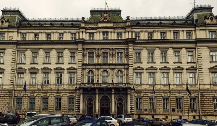 Львівська облрада просить Зеленського присвоїти звання Героя України Фаріон і Парубію