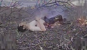 Охоплений полум’ям окупант лежить серед степу. ВIДЕО 18+