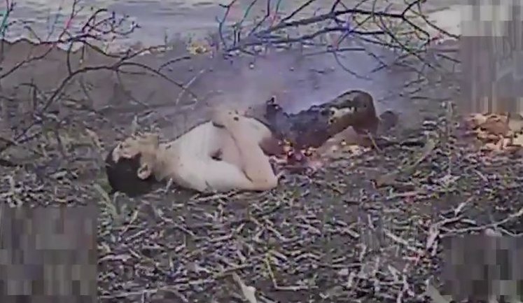 Охоплений полум’ям окупант лежить серед степу. ВIДЕО 18+