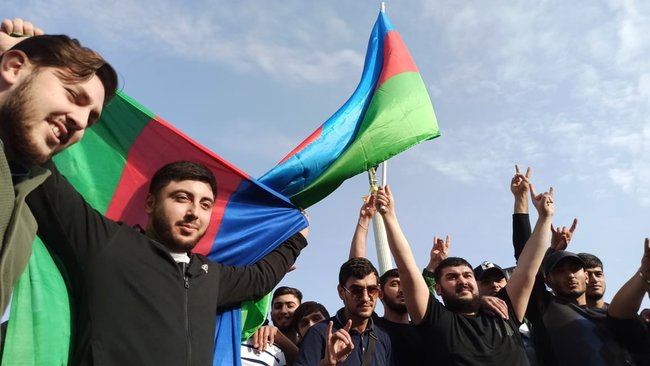 У центрі Києва відбувся автопробіг із прапорами Азербайджану та Туреччини, учасники скандували: Карабах! і стріляли (оновлено) 08