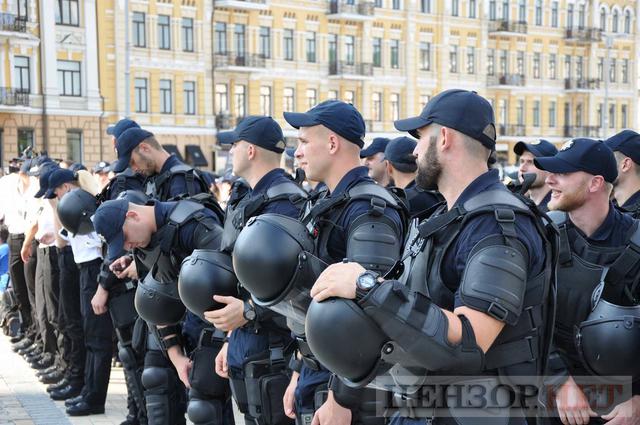 Вручение президентского штандарта и исполнение желания онкобольного мальчика - в Киеве отпраздновали день Национальной полиции 07