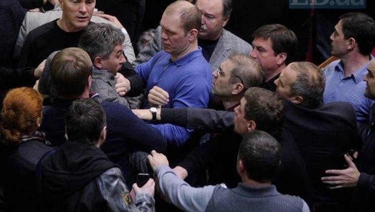 "Провокатор!", - депутата от Партии регионов едва не избили в Раде. ФОТОрепортаж+ВИДЕО