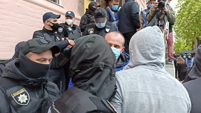 Титушки сорвали развернутый под судом баннер Стус чекає. Медведчук під арешт!, произошла потасовка 20 Титушки сорвали развернутый под судом баннер Стус чекає. Медведчук під арешт!, произошла потасовка 20