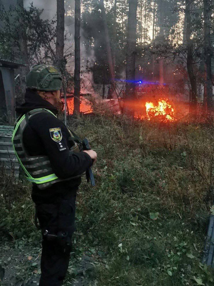 Наслідки ракетної атаки РФ на Київщину: Пошкоджено торговельні об’єкти, автомобілі, складські приміщення 05